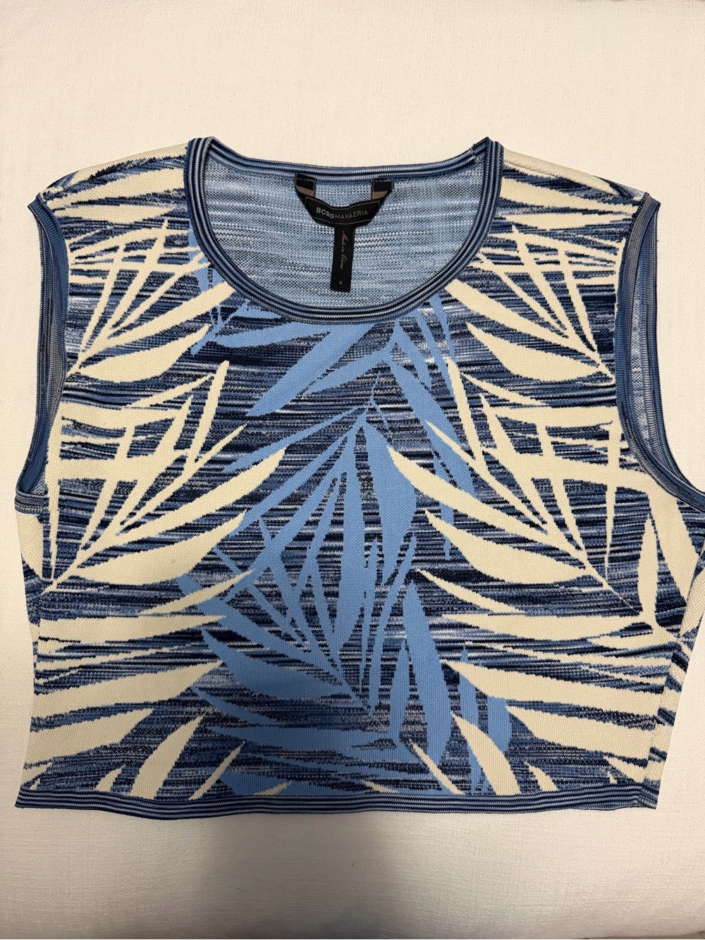 BCBGMaxAzria Blue & Cream Palm-Print Sleeveless Crop Top